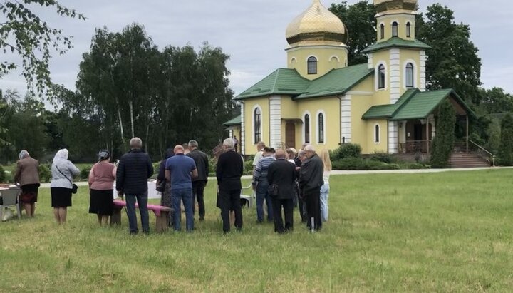 Сторонники ПЦУ требуют отдать им Петропавловский храм УПЦ. Фото: СПЖ 