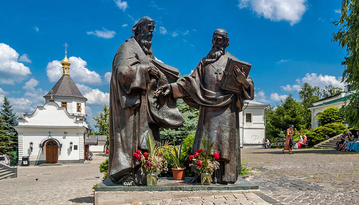 Памятник святым равноапостольным Кириллу и Мефодию в Киево-Печерской лавре. Фото: kiev-foto.info