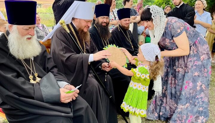 Владыка Феодосий и священство на празднике, посвященном Дню семьи. Фото: cherkasy.church.ua