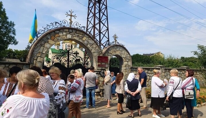 Униаты и раскольники пытались попасть на территорию Христорождественского собора УПЦ. Фото: galka.if.ua