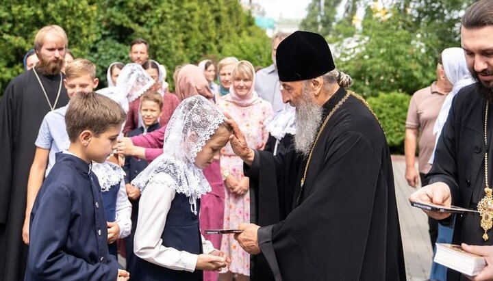 Блаженнейший Митрополит Онуфрий благословил православных гимназистов. Фото: cherkasy.church.ua