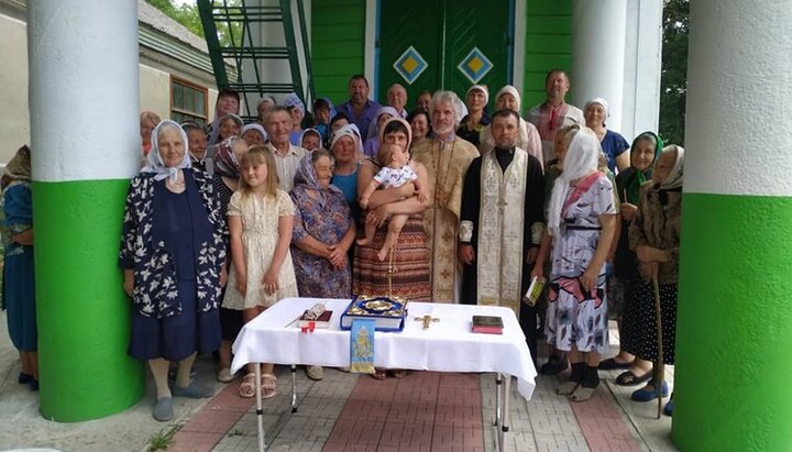 Община храма УПЦ в селе Репна Хмельницкой епархии возле своего храма. Фото: Facebook-страница общины Волочисска