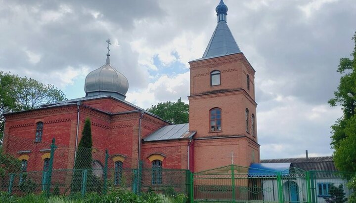 Били лежачого священника юрбою: подробиці захоплення храму в Пирогівцях