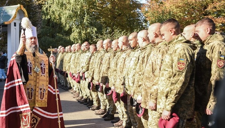 Епифаний благословляет воинов ВСУ. Фото: pomisna.info 