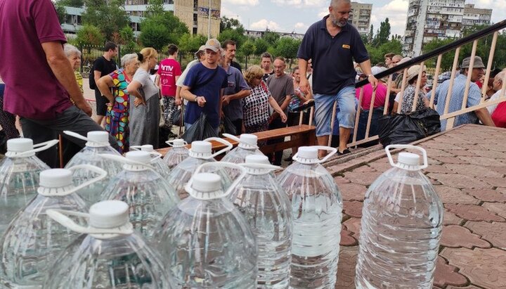 В Христорождественском соборе Северодонецка раздали горожанам продукты и воду. Фото: Telegram-канал епархии