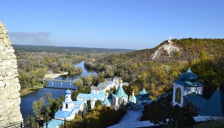 На пам'ятнику біля Святогірської лаври встановили прапор України