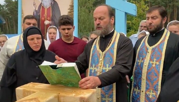 Молебен на освящение креста в скиту праведной Анны. Фото: скриншот видео страницы «Рiвне Православне» в Facebook