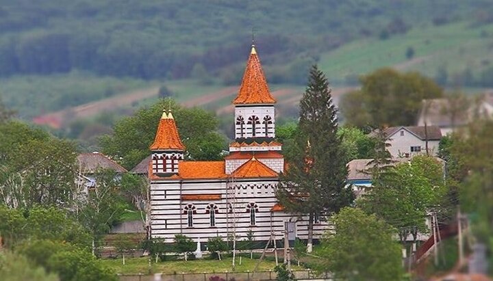 Храм УПЦ в честь Михаила Архистратига в селе Задубровка. Фото: castles.com.ua