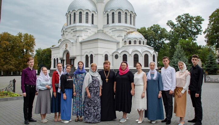 В память о поступлении 2022 абитуриенты, их родители и члены экзаменационной комиссии сфотографировались возле кафедрального собора.. Фото: lukicon.wixsite.com