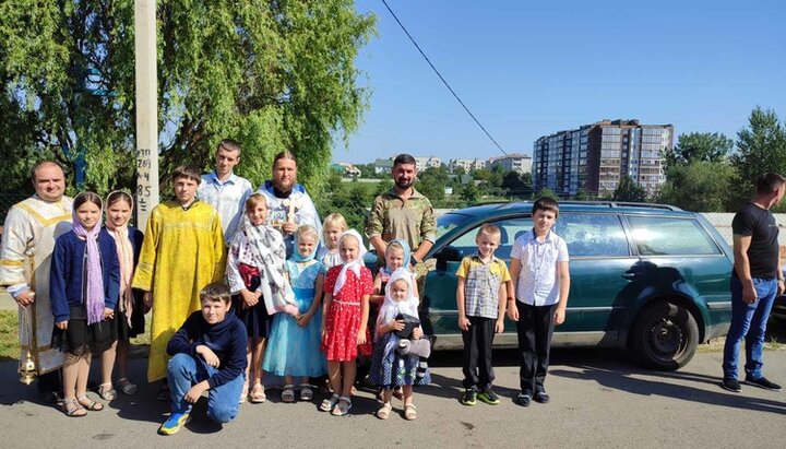 Громада Волинської єпархії УПЦ передала автомобіль десантникам