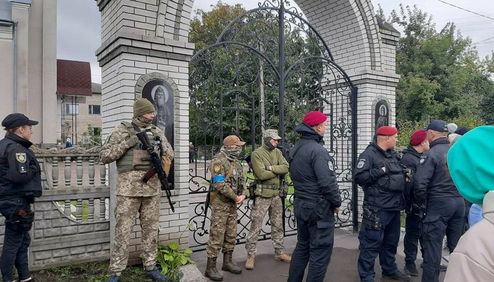 У Попільні люди в балаклавах зрізали замки на храмі УПЦ