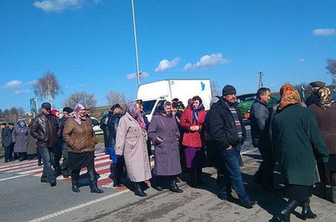 Активісти УПЦ КП перекрили трасу Київ-Чоп, вимагаючи віддати їм храм у Птичі