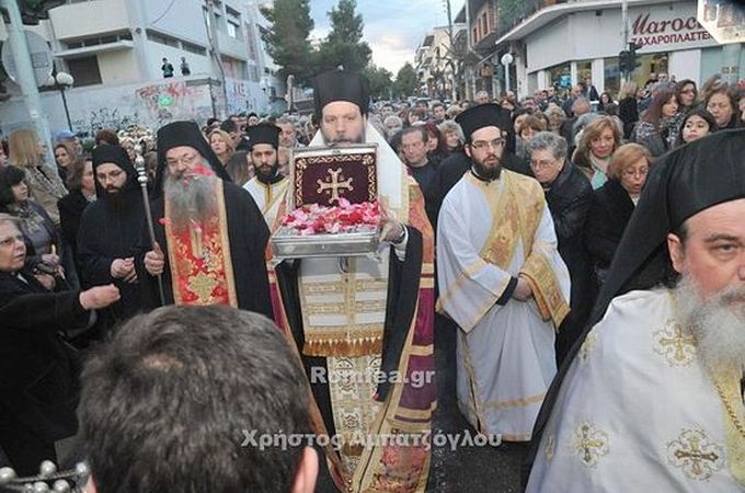 В Греции тысячи верующих встречали афонские святыни (ФОТО)