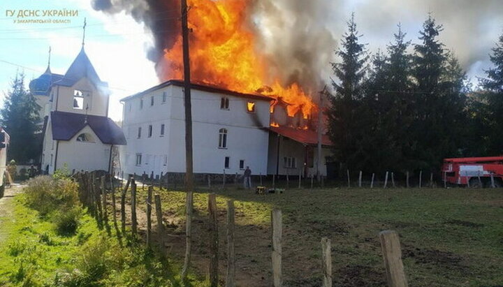 Пожар в Георгиевском мужском монастыре. Фото: ГСЧС по Закарпатской области