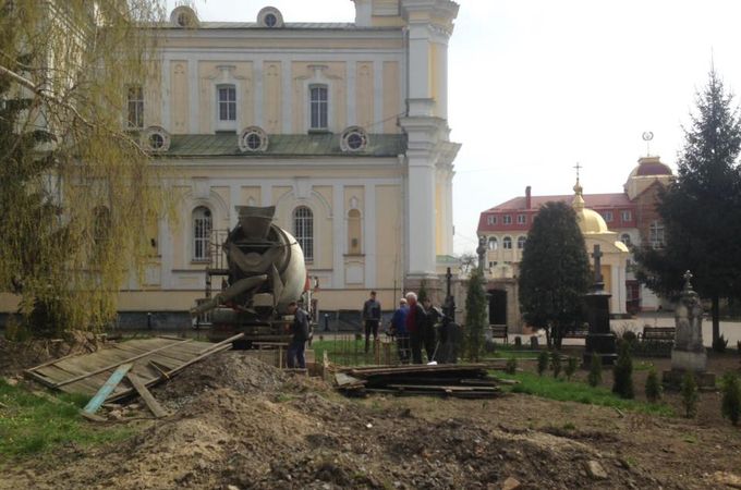 В Луцке Киевский Патриархат возобновил скандальное строительство в охранной зоне