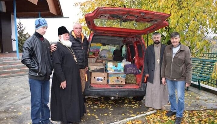 Духовенство храма Рождества Пресвятой Богородицы поселка Великая Багачка передало гумпомощь ВСУ. Фото: Facebook