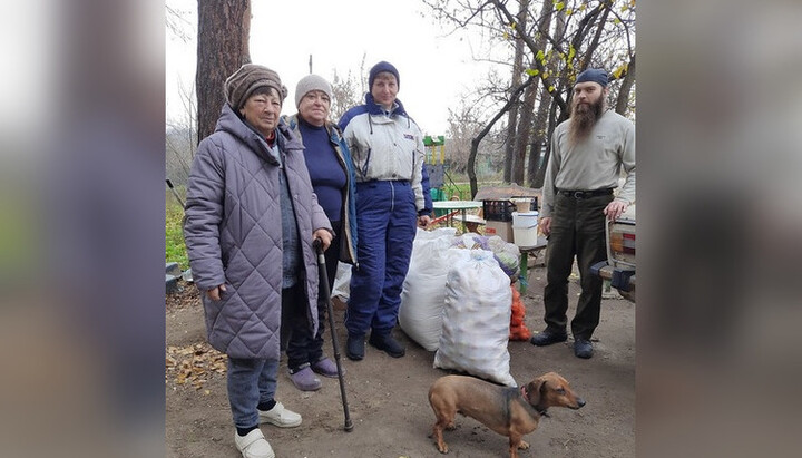 Мешканці Святогірська отримали продукти від насельників обителі. Фото: svlavra.church.ua