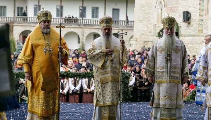 Ο Μητροπολίτης Πολτάβας Φίλιππος χοροστάτησε στη Θ.Λ. στη Λαύρα Νεάμετς. Φωτογραφία: Σελίδα στο Facebook της επισκοπής Πολτάβας της UOC