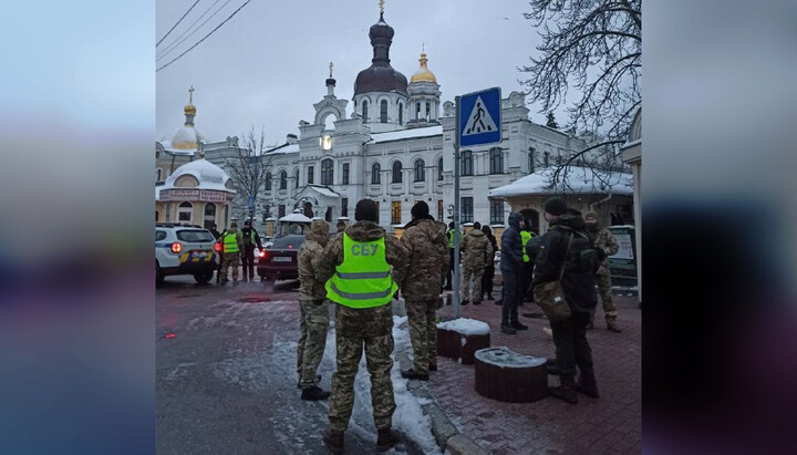 Обыски в Киево-Печерской лавре. Фото: Telegram-канал «Политика Страны»