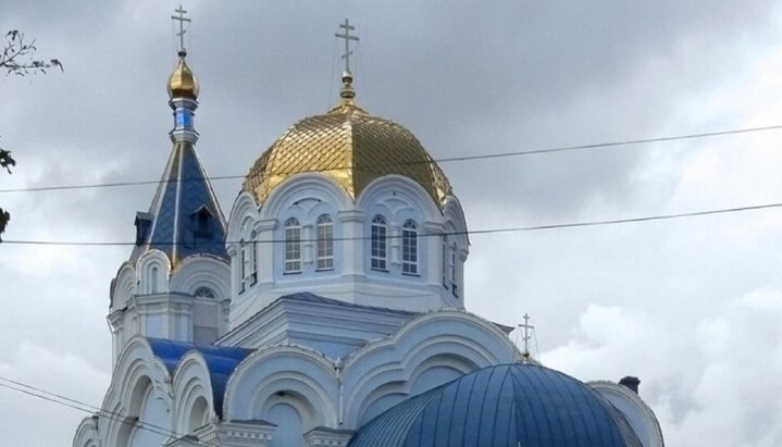 Воскресенський храм в Острозі, настоятелем якого є протоієрей Віктор Земляний. Фото: sodory.ru