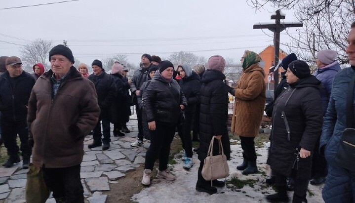 Прихильники ПЦУ зібралися біля храму в селі Сінгури та вимагають від громади залишити УПЦ. Фото: suspilne.media