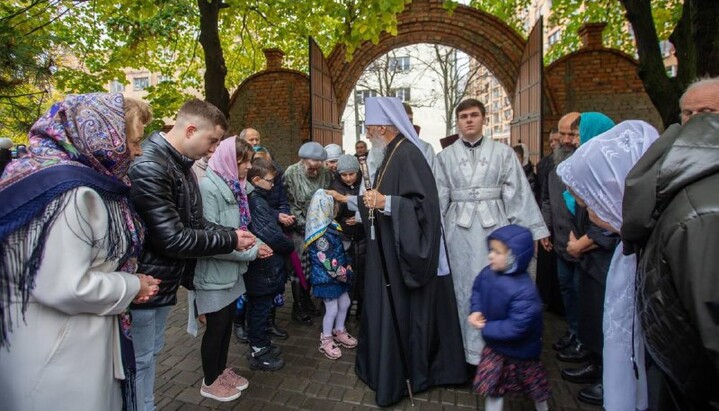 Митрополит Одесский и Измаильский Агафангел благословляет паству. Фото: пресс-служба Одесской епархии