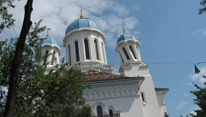 Миколаївська церква м. Чернівці, поряд з якою знаходиться єпархіальне управління. Фото: urpravda.com