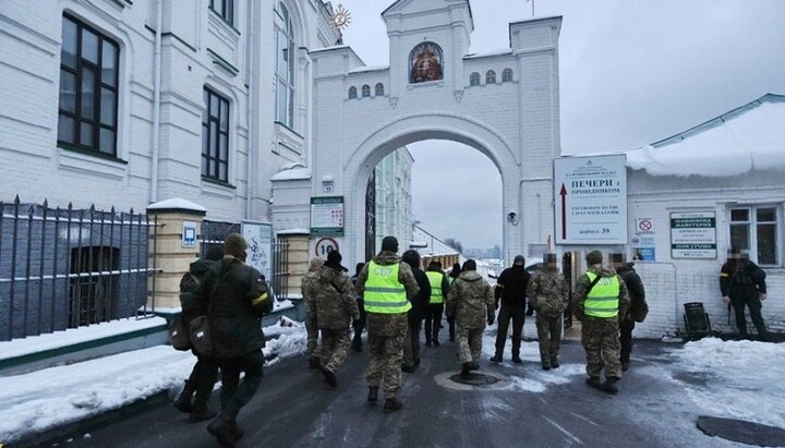 СБУ прийшла до Києво-Печерської лаври проводити контррозвідувальні заходи. Фото: СБУ