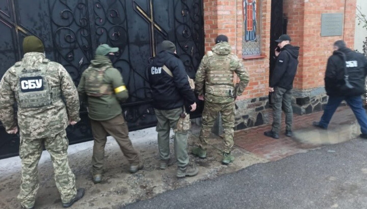 Представники СБУ біля воріт монастиря УПЦ у Балтській єпархії. Фото: suspilne.media