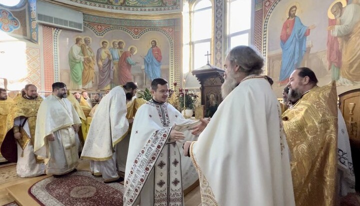 За литургией в Николаевском храме села Чудей служили священники УПЦ, Румынской и Молдавской Церквей. Фото: Facebook «Чернівецько-Буковинська єпархія УПЦ»