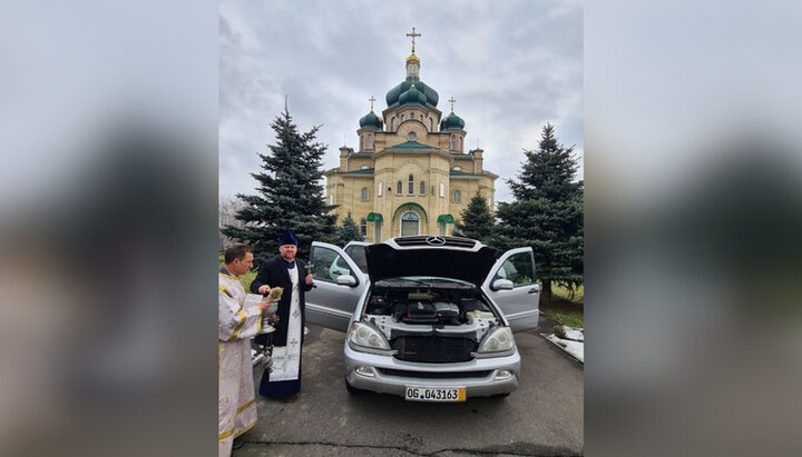 Отець В'ячеслав освятив автомобіль, придбаний коштом громади УПЦ для військовослужбовців. Фото: Telegram-канал «Перший Козацький»