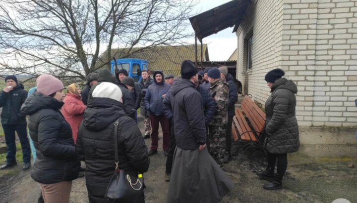 Прихильники ПЦУ біля церковного дому в Кременці. Фото: rozhyshche.rayon.in.ua