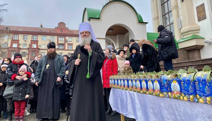 Митрополит Запорожский и Мелитопольский Лука на святочном празднике у Покровского собора. Фото: пресс-служба Запорожской епархии