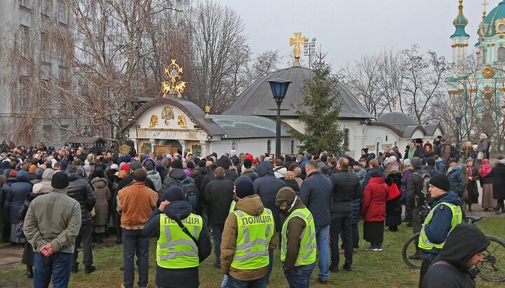 Прихильники знесення Десятинної церкви збирають на суд активістів та воїнів