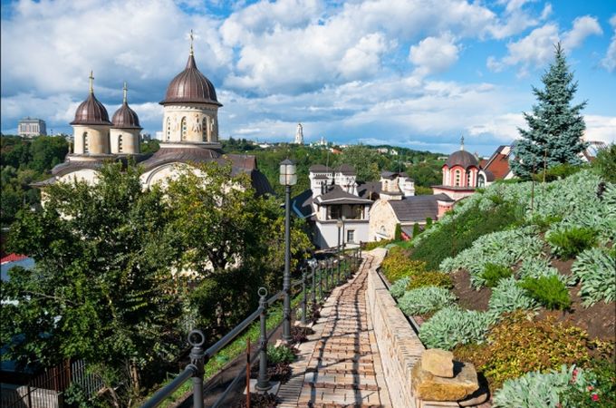 Предстоятель УПЦ відправив Божественну літургію в Архангело-Михайлівському монастирі Києва (ФОТО)