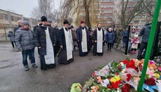 Духовенство УПЦ совершило панихиду на месте крушения вертолета в Броварах