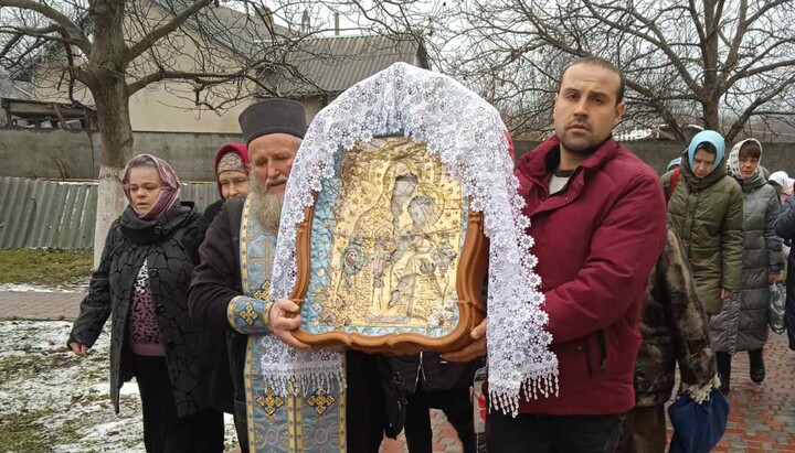 Протоієрей Іоанн Процюк і парафіяни храму Вознесіння Господнього у с. Бабин. Фото: Facebook-сторінка Чернівецько-Буковинської єпархії УПЦ