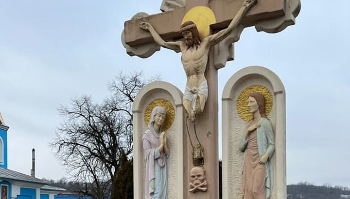 Акт вандалізму у смт Муровані Курилівці. Фото: news.church.ua