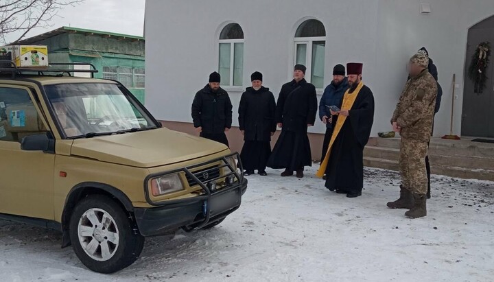 Священники Вінницької єпархії УПЦ освячують автомобіль для ЗСУ. Фото: news.church.ua