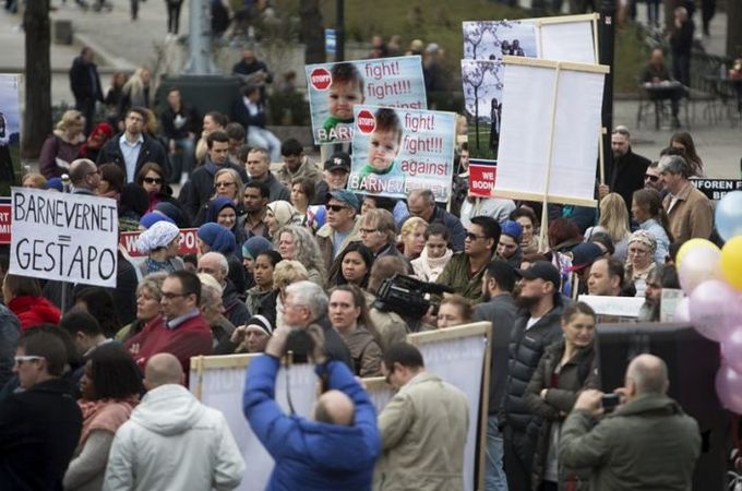 По всему миру прошли акции протеста против изъятия детей из семьи христиан в Норвегии