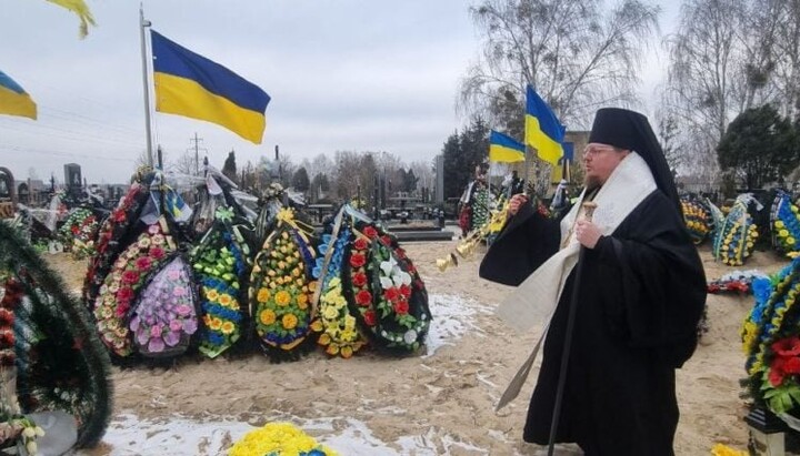 Священники УПЦ помолились в Буче в годовщину начала войны