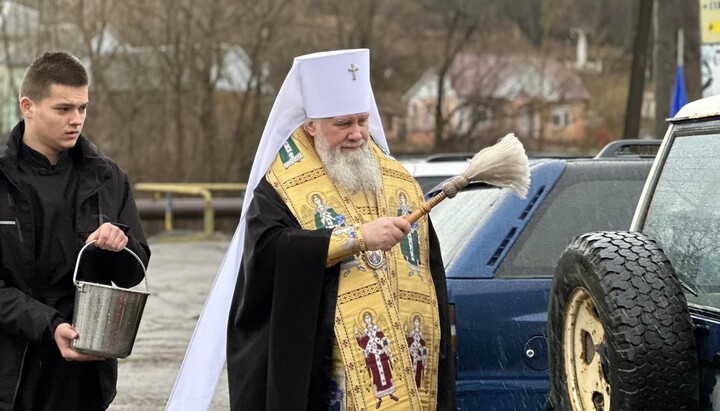 Митрополит Мукачевський та Ужгородський Феодор освятив автомобілі для армії. Фото: сторінка митрополита Феодора у Facebook