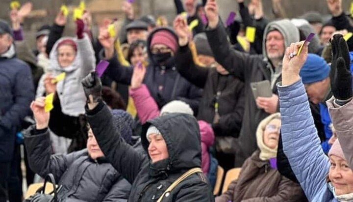 Сторонники Думенко голосуют в Боярке за перевод Михайловского храма УПЦ в ПЦУ. Фото: facebook.com/kiyivshina.NEWS