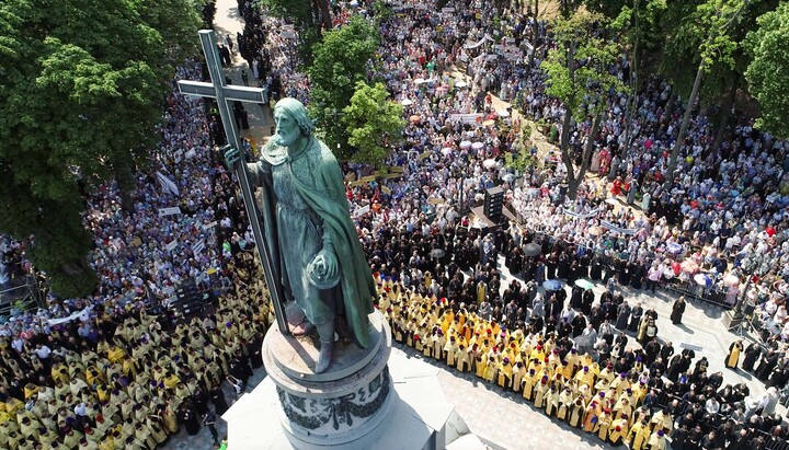 Молебень УПЦ на Володимирській гірці. Фото: СПЖ