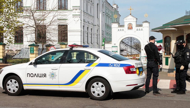 The police check all vehicles leaving the Kyiv-Pechersk Lavra. Photo: rbc.ru