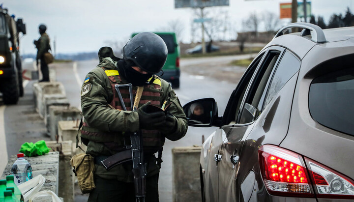 An employee of the Ministry of Internal Affairs at one of the checkpoints. Photo: konkurent.ua