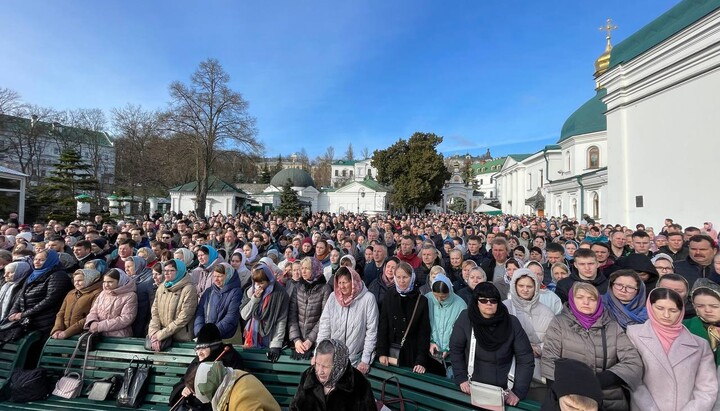 Oamenii se roagă în aer liber. Imagine: t.me/upc_news