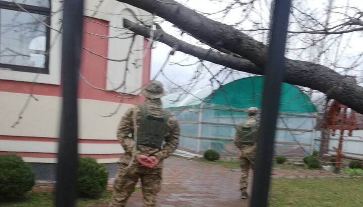 Бучанская тероборона во дворе захваченного храма в с. Блиставица. Фото прихода св. Параскевы