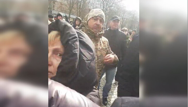 Radicals near the Orthodox church in Ivano-Frankivsk. Photo: Facebook screenshot of the Ivano-Frankivsk diocese