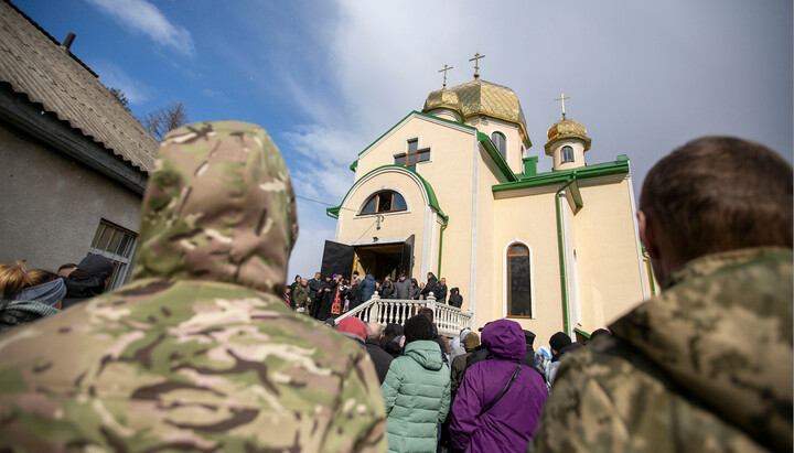 Радикали біля собору УПЦ в Івано-Франківську. Фото: facebook.com/ruslan.martsinkiv